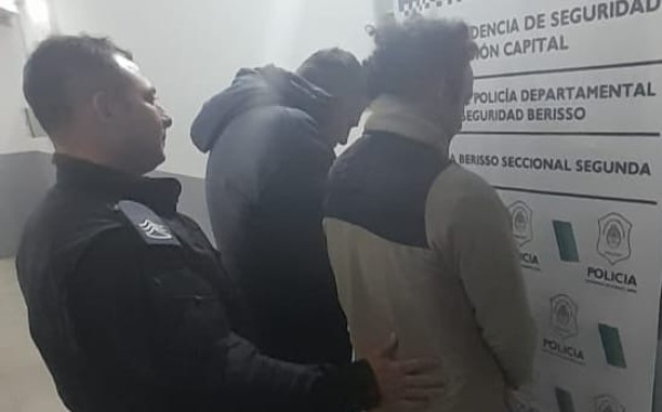 Dos hombres quedaron detenidos en La Plata por comercializar droga arriba de un auto: tiraron la sustancia en la vereda