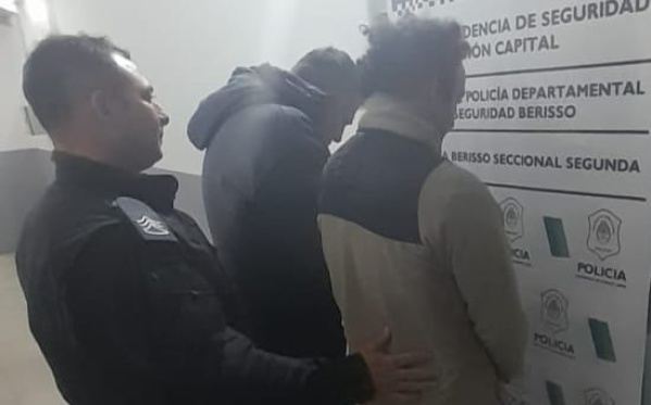 Dos hombres quedaron detenidos en La Plata por comercializar droga arriba de un auto: tiraron la sustancia en la vereda
