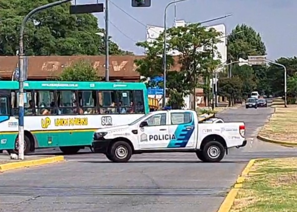 El video de cómo balearon a un ladrón en 19 y 72: había robado una moto y el dueño lo persiguió varias cuadras