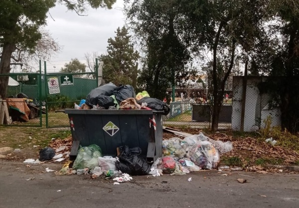 Vecinos reclamaron por una montaña de basura en 22 y 523 que deja olores nauseabundos
