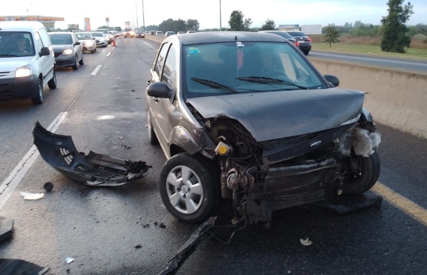 Dos autos protagonizaron un fuerte accidente en la autopista La Plata sentido a CABA