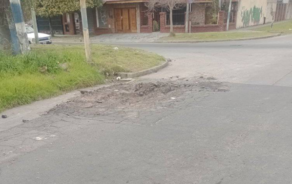 En 14 y 74 reclamaron por la rotura del asfaltado