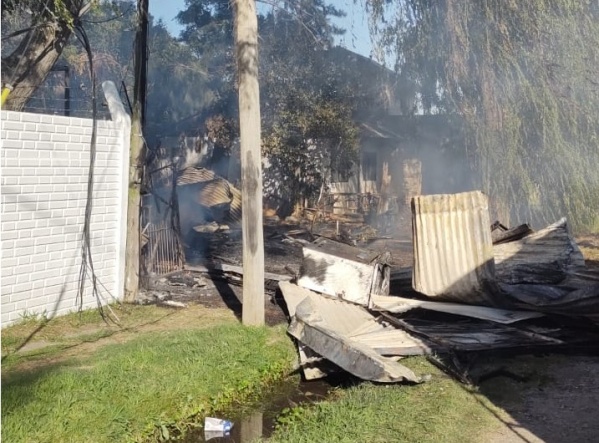 Murió el dueño de una casa en Villa Elvira tras un incendio: lo hallaron debajo de los escombros