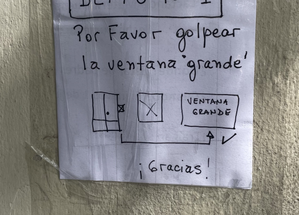 Dibujó un croquis porque el timbre no andaba, se volvió viral y los usuarios sumaron los carteles más bizarros: "Al podio"