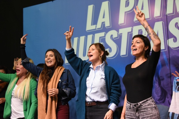Saintout, Mendoza y Vilar estuvieron en La Plata frente a más de 2500 mujeres: "Necesitamos que Cristina sea presidenta"
