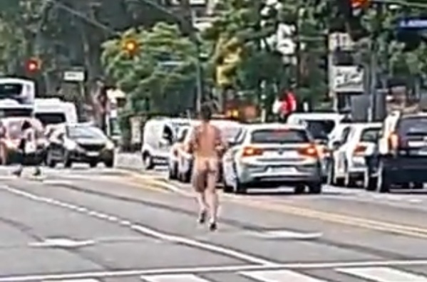 Un hombre corrió desnudo en pleno centro porteño y sus vecinos de edificio llamaron a la Policía