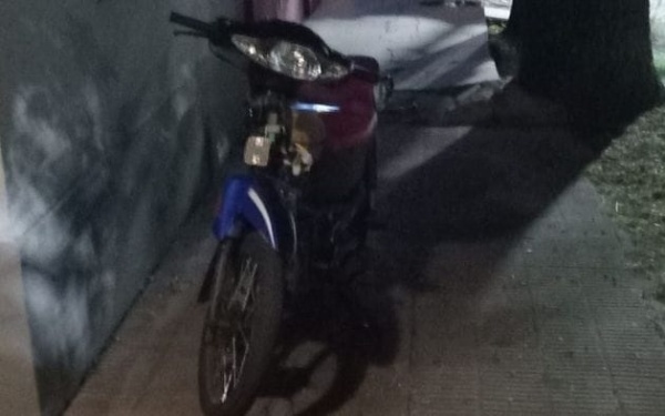 Vecinos de Tolosa alertaron por una moto que apareció estacionada en la zona y nunca nadie la retiró: creen que fue robada
