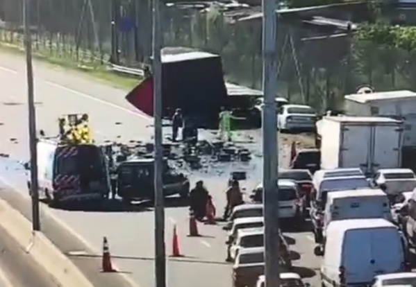 Volcó un camión con botellas de cervezas en la Autopista Buenos Aires – La Plata y el alcohol llegó a todos los carriles