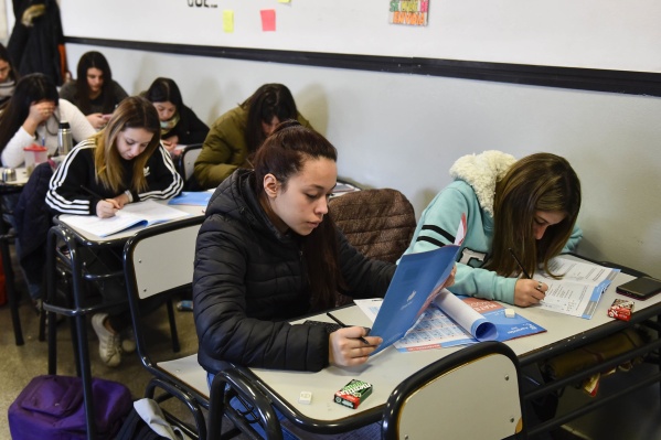 Paso clave para que haya educación financiera en escuelas de La Plata: enseñarían sobre dinero, crédito, ahorro e inversión