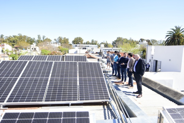 Se inauguró la primera estación de servicio con paneles solares de La Plata: "Esto habla de una ciudad moderna"