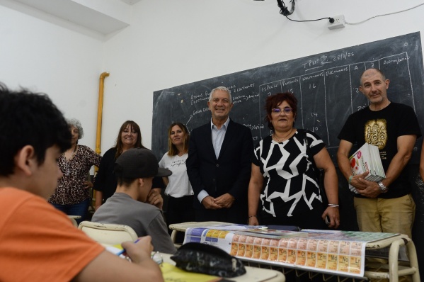Alak recorrió dos escuelas de City Bell y supervisó las obras que avanzan en los barrios de La Plata