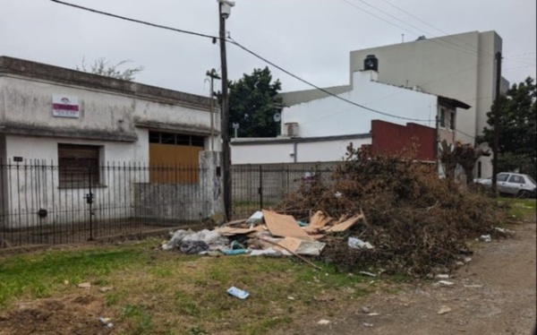 Vecinos de San Carlos exigen que mejoren las condiciones de una cuadra que está llena de ramas y escombro