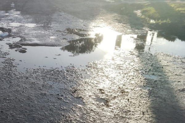 Vecinos de Los Hornos reclaman por el arreglo de varios pozos de una calle