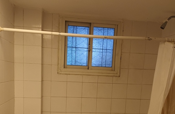 Alquiló una habitación de hotel, pensó que le iban a robar y descubrió lo que pasaba por la "ventanita" del baño
