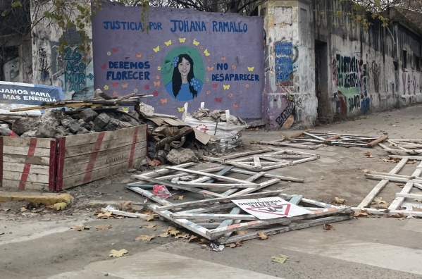 Una vecina alertó por los escombros y desperdicios que se acumulan en algunas esquinas del centro de La Plata