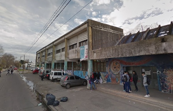 Motochorros asaltaron a una alumna mientras caminaba hacia el colegio en Villa Elvira