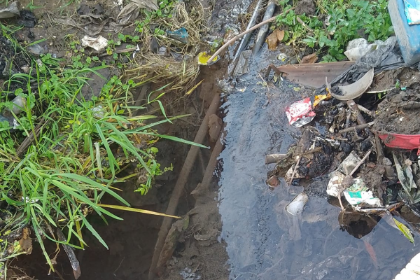Vecinos de Los Hornos reclaman que una máquina rompió un caño de agua e inundó casi toda una esquina