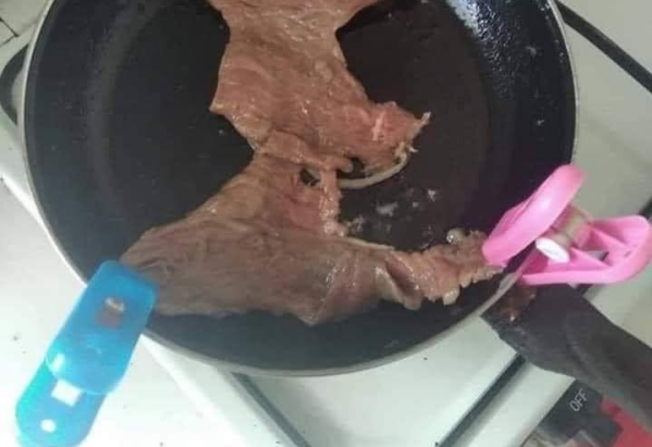 Una joven hace los bifes con broches en la sartén para que no se achiquen y fue furor en las redes sociales