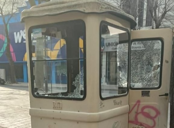 Un hombre discutió con un empleado de seguridad en la zona de 51 y 8 y le destruyó la garita a piedrazos