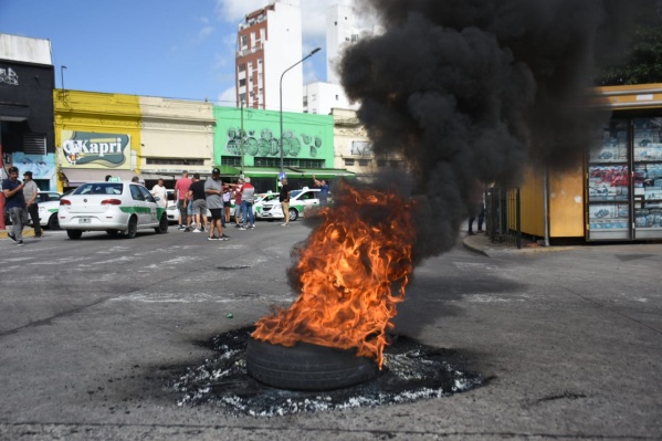 Taxistas de La Plata en llamas contra las aplicaciones y la ausencia de controles: "Nos levantan los viajes por la cara"