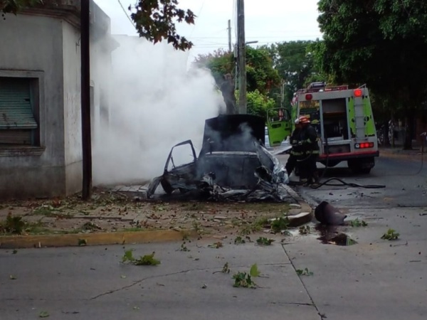Un auto ardió en llamas y explotó en medio de la calle en La Plata