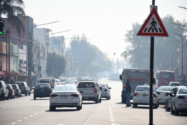 Humo en La Plata y la región: se espera un cambio en el viento para que se disperse y lluvias en Uruguay