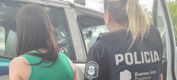 Una botella de vino, latas de cerveza y trapos de piso: una mujer quiso llevarse varios productos sin pagar en 7 y 518