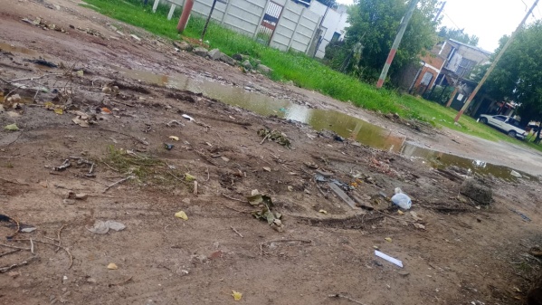 "Por poco tenés que salir en bote": vecinos reclaman la pavimentación de una calle de Los Hornos