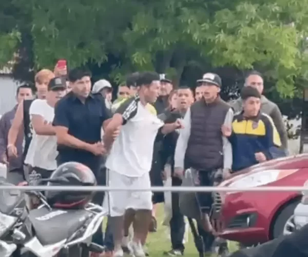 Escapaba de la policía e irrumpió en pleno partido de futbol en La Plata