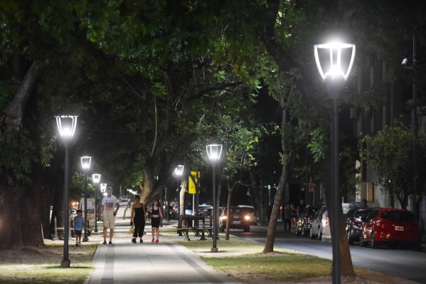 Plaza Moreno y Parque Saavedra conectadas por nuevas iluminarias: "Permitirá un ahorro en la energía y potenciará la zona"