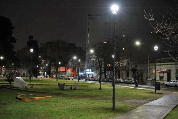 Renovaron las iluminarias en más de una decena de parques y plazas de La Plata: consumen un 90% menos de energía