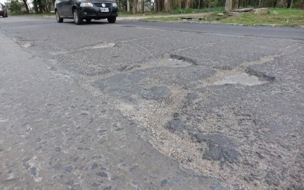 Vecinos reclaman por el mal estado de la calle en la Avenida 31: "El micro cambió su parada"