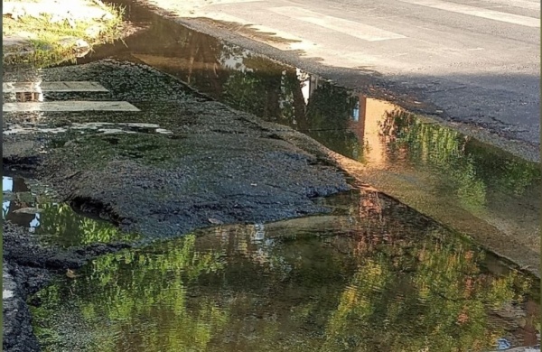 Un pozo en 13 y 63 está provocando que se hunda el pavimento