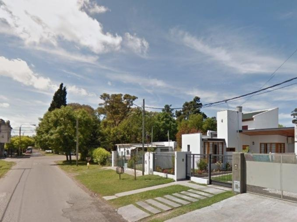 Delincuentes asaltaron la casa de un jubilado en Villa Elisa y se llevaron todo el dinero que tenía