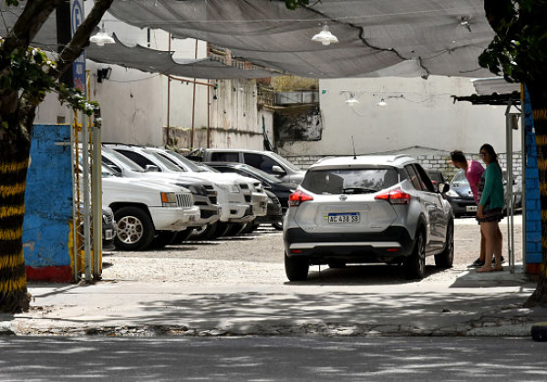 Estacionamientos privados en La Plata: dieron media sanción al proyecto para prohibir que se deslinden de responsabilidades