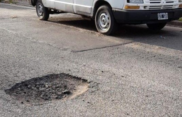 Vecinos de calle 22 y 33 reclaman por un gran bache en plena calle: "Es imposible de esquivar"