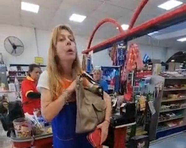 Escracharon a una docente robando insólitamente en un supermercado: "Señora, tiene un montón de cosas en la bolsa"