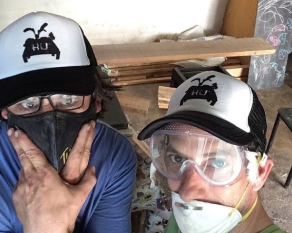 Dos amigos platenses hacen posible lo imposible: tener una mega huerta en un departamento de puro cemento