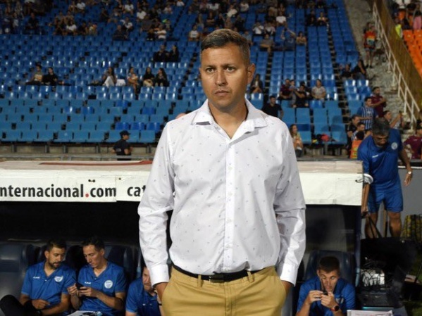 Hola Traductor: ¿Cuándo llega y qué día comenzará a trabajar en Gimnasia Diego Flores?