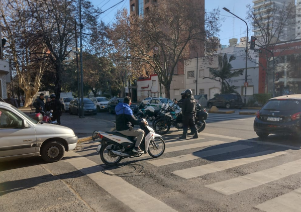 Golpes e insultos en 13 y 45 entre dos hombres: la mecha se habría desatado por un incidente vial