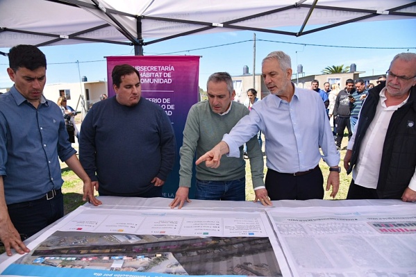 Alak y Larroque recorrieron el barrio donde fueron reubicadas las familias que viv&iacute;an al borde de las v&iacute;as