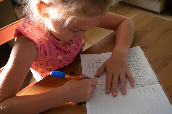 Compartió la tarea que le dieron a su hija y cómo su abuelo la "ligó" por considerarlo una persona presumida