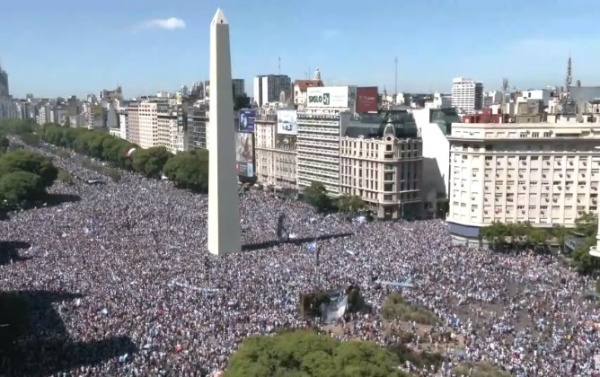 EN VIVO: la selección celebra en las calles junto a una marea humana