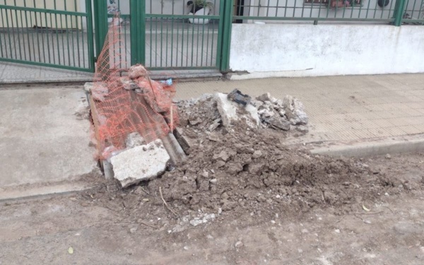 En Tolosa piden que reparen un caño roto que está causando la rotura de los cimientos de una casa