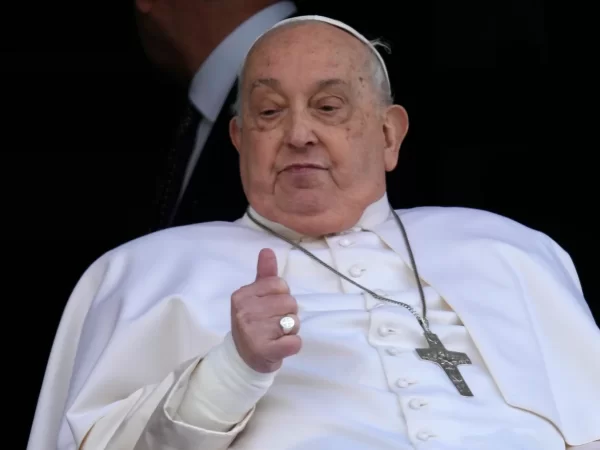 El Papa Francisco volvió a aparecer en público luego de pasar más de un mes internado