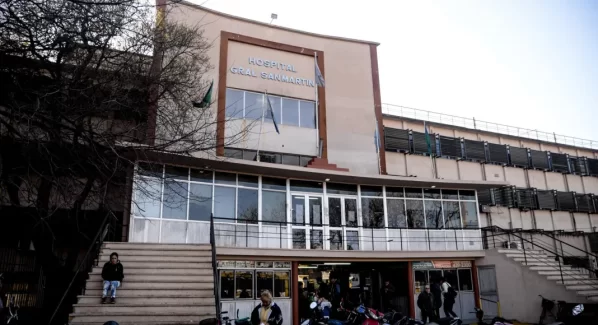 Para robarle, un platense fue baleado mientras circulaba con su moto en movimiento