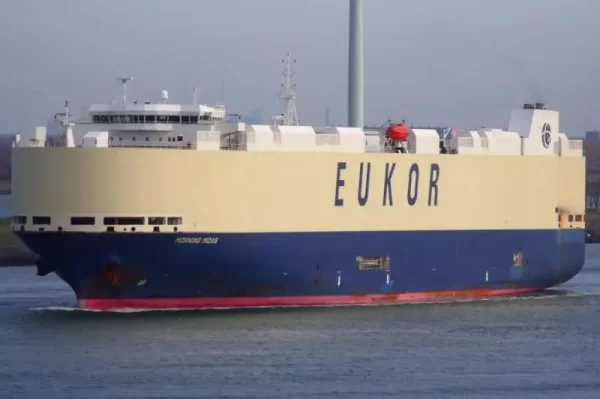 Se prendió fuego un barco que transportaba vehículos eléctricos en el Océano Pacífico y tuvo que ser abandonado