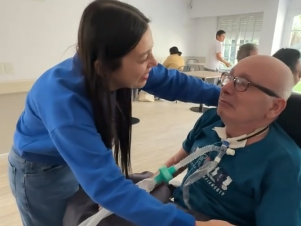 El emotivo gesto de una joven para su papá con ELA al recibir su título de ingeniera química