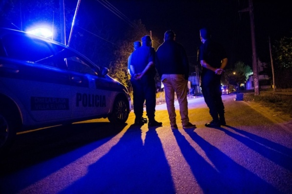 Horror en Los Hornos: mató a un hombre con un cuchillo e intentó escapar