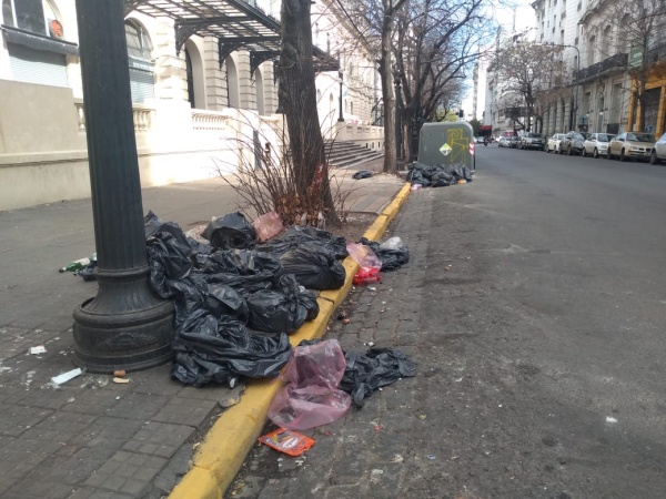 Basural a cielo abierto en pleno centro, el reclamo de los vecinos por el mal olor y la presencia de roedores